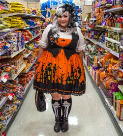 jakegrifball:  theprintfiend:  OOTD for a Monster Mini Golf lolita meet Dress and rosettes: Made by me, Vest: Vintage, Blouse: taobao, boots: Payless, Headbow: Alice and the Pirates, Wig: Gothic Lolita Wigs   if i wasn’t in love already i would have