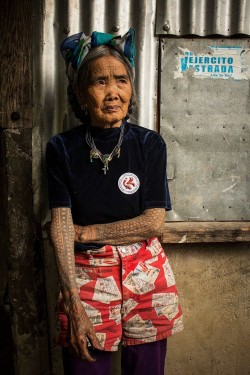 girlsapling:  purplecloudcenter:Captivating photo of a 94yo tattoo artist who lives deep within the depths of the Philippines. Her name is Fang (Whang)-Od. Those tattoos are traditional Filipino tribal designs, an art form dating back to the pre-Spanish