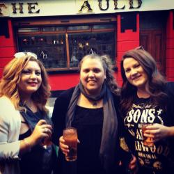 Two lovely ladies that I met from Cork 😊 #dublin #templebar #leighbeetravel #bullmers #cork #ireland #friends #metthebestpeople #drinksondrinksondrinks #turndownforwhat #latergram