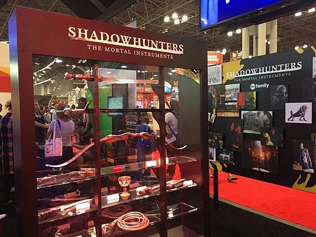 Shadowhunters weapons case at NYCC. Can you spot Clace on the wall? #ShadowhuntersNYCC


Photo credit: @eventmakersla.