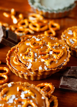 guardians-of-the-food:  Chocolate Caramel Mini Tarts with Pretzel Crust