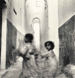 zzzze:  Irving Penn Running Children, Morocco, Rabat,   1951, printed before 1959 / gelatin silver print.
