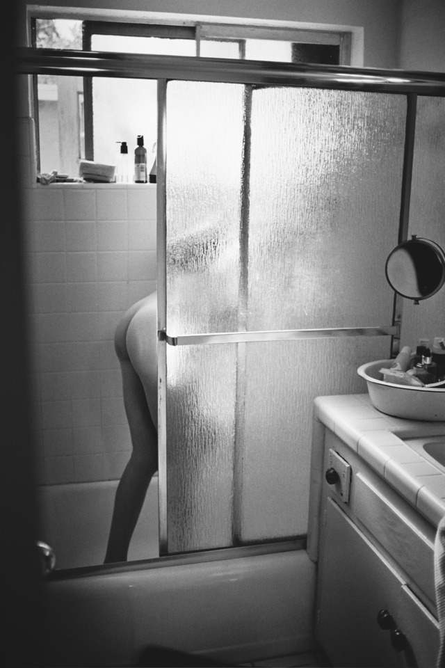 minimalephotoero:Darren Ankenman #Darren Ankenman 21/12/2022 Quando seu amigo está em casa, sua esposa faz questão de tomar banho de porta aberta sabendo que ele vai passar pelo corredor. Haja cornitude 