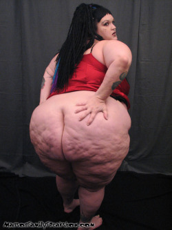 pwurster:  ssbbwsnakecharmer:  This is Snake Charmer, a gothic exotic SSBBW with huge belly and huge tits and a freaky tongue. Check her blog SSBBWSNAKECHARMER HERE to follow and see all her pics of this fat obese bbw!  Yummy cellulite