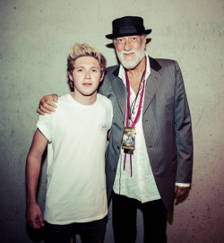  niallhoran: Forgot to post this! the legend that is mick fleetwood came with his family to the rose bowl, I’m a Huuuge mac fan ! Can’t wait to see them on their tour this year ! 