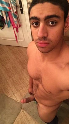 zamel-saleb: egy-gay-7:   roaminfan-two: Hot boy with pretty cock  !!!  احا الرجالة المصريين جامدين فششششخ .. و  ازبارهم حلوة فالنيك   عاوزه ينيكني  Arabe mignon avec bon zeb