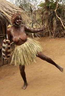Tharaka woman, by retlaw snellac Kenia - Traditions of the Tharaka tribe, a subgroup of the Meru people.