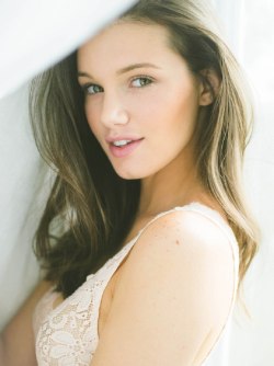 she-goes-to-eleven:  I’m a little obsessed with Hailey Outland