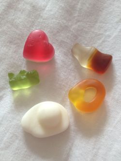 l1berum:  THERE’S NO YOLK ON MY HARIBO EGG  Candy little girl lol