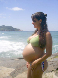 pregnantaddiction:  Nice beach shot! http://www.pregnantaddiction.com