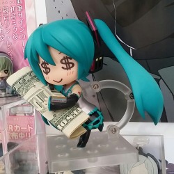 kait0taku:  yanderechild:  @sinnerchan   this is the money miku. reblog her and you will be blessed with great fortune. 