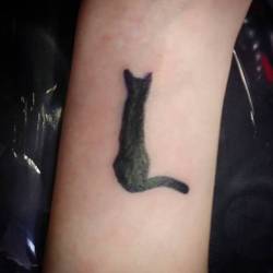 A recent tattoo of a black cat. Happy halloweeeeeeen. Muhuwahahaha.    #ink #tattoos #chelsea #cat  #ravenseyeink #tattoo #meow  (at Raven&rsquo;s Eye Ink)