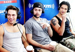   Dylan O’Brien, Tyler Posey and Dylan Sprayberry attend SiriusXM’s Entertainment Weekly Radio Channel Broadcasts From Comic-Con 2015 at Hard Rock Hotel San Diego on July 9, 2015 in San Diego, California.    DYLAN HAS SCRUFF