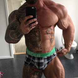 bodybuilers4worship:  drwannabe:Soren Falby  I need to earn some extra cash for juice do you think this will get some takers