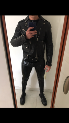 rubbertwunk:Me in rubber/leather combo