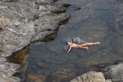 Yana splashes about the clear water at Cadaqués (Costa Brava, Spain) and Daniel Bauer enjoys the refreshing look thru the camera&hellip;