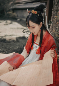 hanfugallery:  Traditional Chinese hanfu by  洲爷矜持温柔  