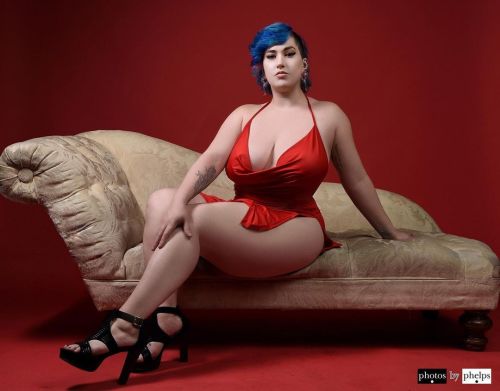 Fun return shoot with @twystedangelmodeling  as we quickly got back into the zone of creating and making it work!  #photosbyphelps #photoshoot #reddress #nikon #glamour #bluehair #thickthighs #thickthighssavelives #imakeprettypeopleprettier   Photos By