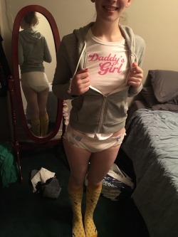 lilstrawberrygirl:  What a cutie 😘   T-shirt, hoodie, diaper, socks, and a smile!