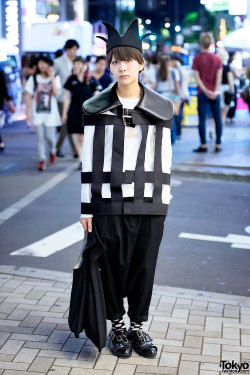tokyo-fashion:  19-year-old Mai on the street in Harajuku wearing a black crown and monochrome fashion by the legendary Japanese brand Comme Des Garcons. Full Look