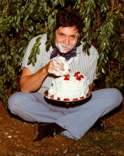iamheathcliff:  laravagnati:  Johnny Cash eating a cake in a bush (c. 1970s)  Maybe the best photo ever. 