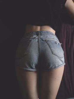 daphne-waterlily:  Spring is almost here again 🌼  and it’s getting hot… So I bought this new pair of shorts ❤️ Reblogs welcome! 