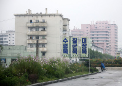 fuckyeahjapanandkorea:  Hamhung streets - North Korea by Eric Lafforgue 