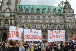 anundeadanarchist:  musikmensch:  zeichen setzen!   Diesen Samstag den 31.1. wird in Hamburg wieder demonstriert. Kommt alle nach Hamburg. Refugees Welcome! 