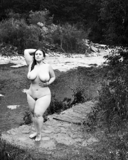 bbw7cams:  BBW beauty flashing outdoors   I think we should post BBW’s flashing a little more often, what do you guys think?