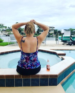 Soaking up that vitamin sea 🏝🥂    #stpetersburg #florida #sea #ocean #pool #lovewhereyoulive #tampa #tattoos #rose #margarita #tanline #latergram #love #drinksondrinks #mansion #saltlife #boating #sunshinestate #overcast #rain  (at Treasure Island,
