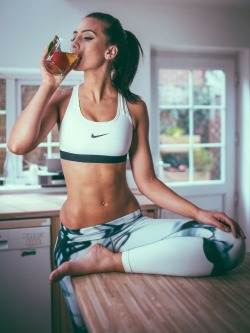 say-that-to-my-abs:  fast-and-fit-sam:  younghipfit:  21 healthy ways to curb hunger  I don’t wanna know 21 ways to curb hunger, I wanna know where tf I can get those leggings.   ^^^ for real though! 