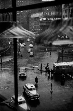 photographymuseum:   Louis Faurer,  Union Square from Ohrbach’s Window, 1947.  