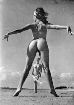almavio: HARRISON MARKS Angela Jones between Jackie Salt’s legs, 1960’s