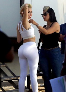 How Miley Cyrus would look with a bigger booty.