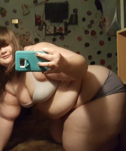 bigbootypandamoo:  My goal is for my belly to touch the ground 😘   Reblog if you think this is a great goal ❤