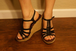 sexytoes2016:  Strapping Leather Sandals with French Pedicure 