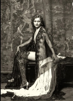 goldenjuniperberry:  Ziegfeld girl http://parisatelier.blogspot.ch/2011/02/ziegfeld-follies.html?m=1 