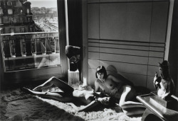 vivipiuomeno:  Helmut Newton ph. - Mannequins - Quai d’Orsay I, 1977