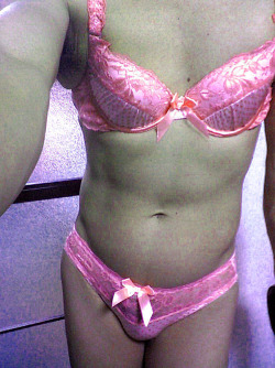 cmancream: partimeguy:  guys in the prettiest possible pink bra and matching panty get reblogged   Pretty in pink! 