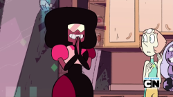 jen-iii:‘PFFT-EHEHE, Check out Garnet!’Screencap Re-Draw request by reeves3! I loved this scene, and now it makes A LOT more sense with the new episodes