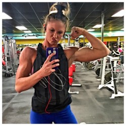 musclegirlsinmotion:  @annatay32 : Flex Friday Face 😂😝 #flexfriday #armday #goldsgym #girlswhoflex #girlswithmuscle #bouldershoulders #striations #veins #trainpastthepain #boom #workordie #flagnorfail #gainzzzville #progress #leanoutmode #beastmode