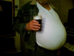 beergutbear:  greggystuff:  A WORD OF WARNING…Don’t play at getting a beer belly, cos this is the end result. I WANT a beer belly, so I don’t mind, It feels fantastic…the best thing I ever did…but if you are one of those that one week goes for