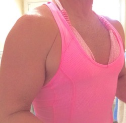 sohard69pink:  Well what colour singlet would YOU wear with a pink bikini? 👙