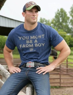 kisscuddlencock: I so wanna get with this hot ass, corn fed country boy!! 
