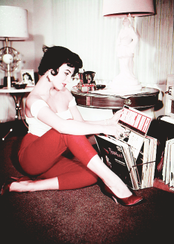 satnin:  Joan Collins, c. 1950s. 