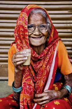uv-ray:  its-salah:  &ldquo;A lady and her chai&quot; | by Valerie Rosen  beautiful