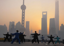citylandscapes:  Early morning in Shanghai, Tai Chi on the Bund. via johey24 (flickr) 
