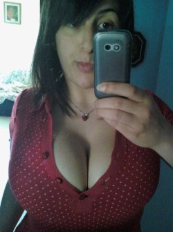 cycatki:   Busty Selfie Join Bustyfriendfinder.com and start fucking for free! Thousands busty singles looking for sex partners. Our busty singles are available on live chat too! http://www.chestymoms.com 