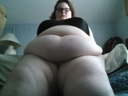 cakemafia:  I don’t give any fucks. I needed this.  Thunder thighs brought to you by a grainy webcam.  