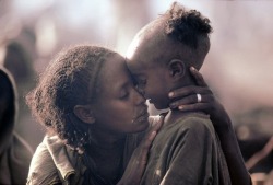 blackloveisbeautiful:  allakinwande:  Ethiopian mother and child (1984)  ✊🏾❤️ 